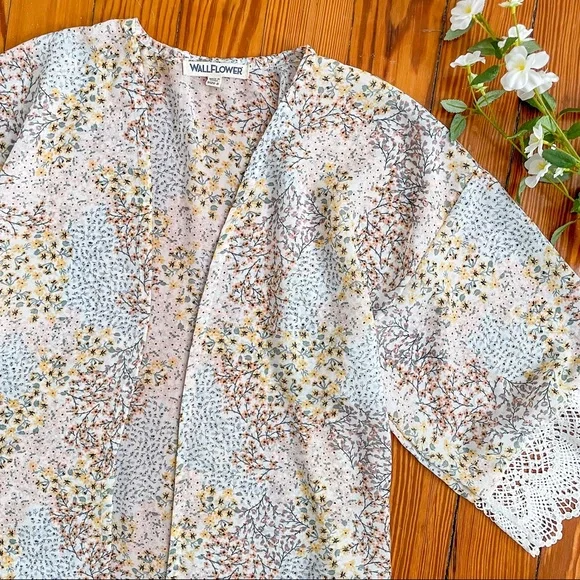 Wallflower floral kimono. - Picture 1 of 11
